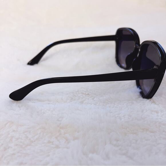 Giselle Black Oversized Cat Eye Sunglasses - Picture 5 of 11